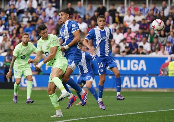 Alaves 0-3 Barcelona - Hat-trick của Lewandowski