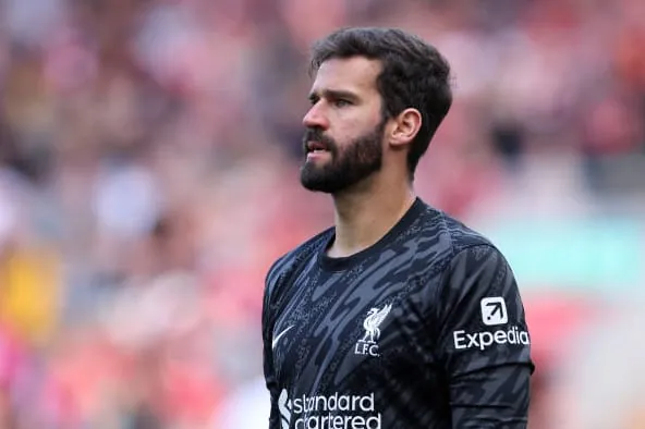 Arne Slot lo lắng với chấn thương của Alisson Becker