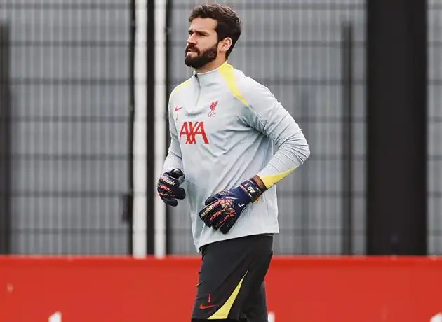 Arne Slot xác nhận thủ môn Alisson Becker vắng mặt trước West Ham