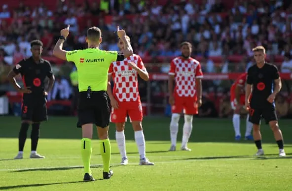 Chuyên gia giải thích lí do Barca thoát penalty khó hiểu