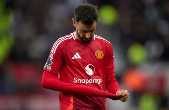 Diogo Dalot bảo vệ Bruno Fernandes