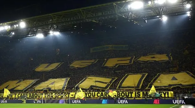 Dortmund có thể bị phạt vì căng biểu ngữ UEFA MAFIA