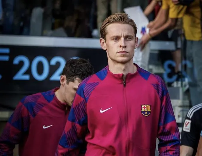 Frenkie de Jong chia sẻ bất ngờ về mức lương ở Barca