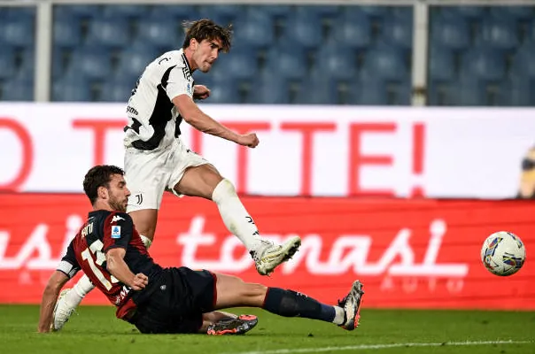 Vlahovic lập cú đúp, Juventus chiếm ngôi đầu Serie A