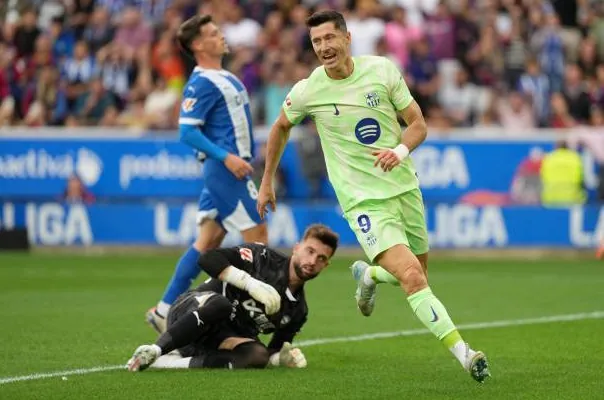 Lewy lập hattrick chóng vánh, Barca vững vàng trên ngôi đầu