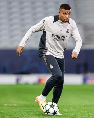 Carlo Ancelotti tiết lộ khả năng ra sân của Kylian Mbappe trước Lille