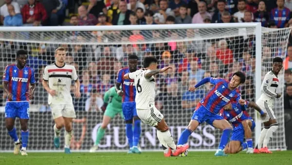 Lisandro Martinez thoát thẻ đỏ khó tin trước Crystal Palace