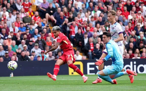 Liverpool 3-0 Bournemouth: Gửi lửa tới Etihad