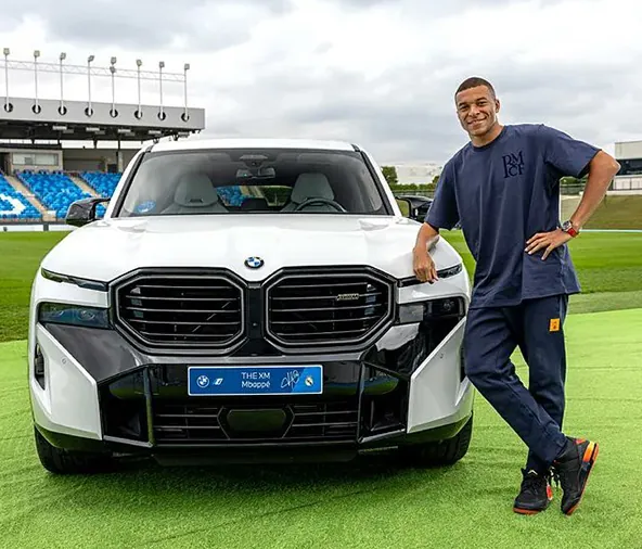 Mbappe được tặng siêu xe