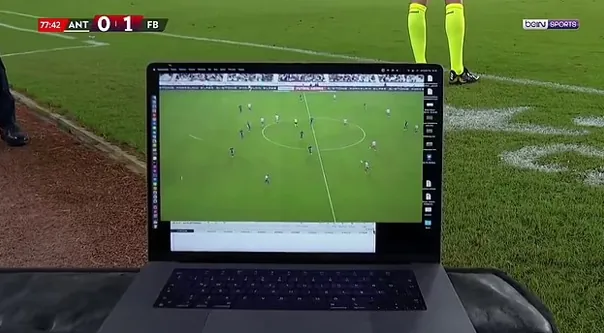 Mourinho trả giá vì phản ứng trọng tài bằng… laptop