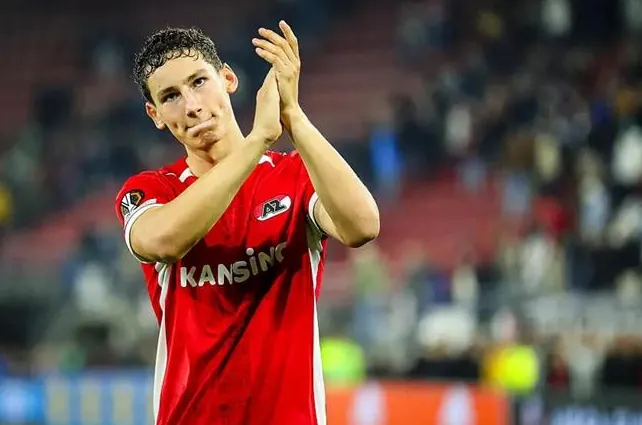 MU lên kế hoạch chiêu mộ tiền vệ cánh Van Bommel của Hà Lan