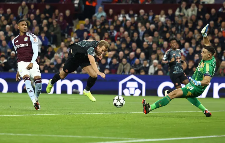 Neuer sai lầm, Bayern thua sốc tại Champions League