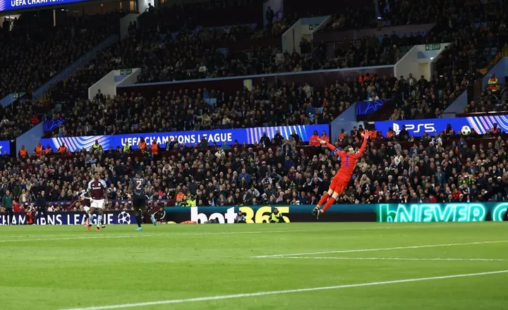 Neuer sai lầm, Bayern thua sốc tại Champions League