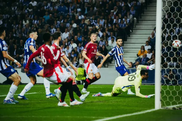 Porto 3-3 Man Utd - Công làm, thủ phá