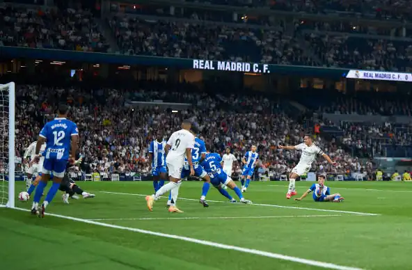 Real Madrid 3-2 Alaves: Không thể ngăn cản Mbappe