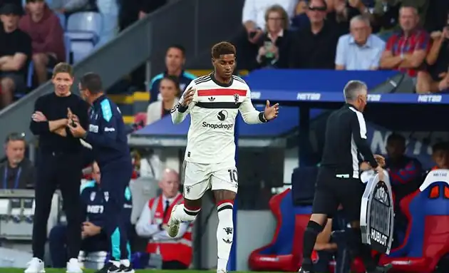 Rio Ferdinand chỉ trích Erik ten Hag vì quyết định với Rashford