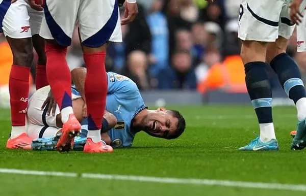 Rodri chấn thương ngay trận đầu đá chính trở lại cho Man City