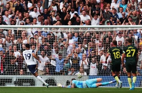 Solanke khai nòng, Tottenham ngược dòng hạ Brentford