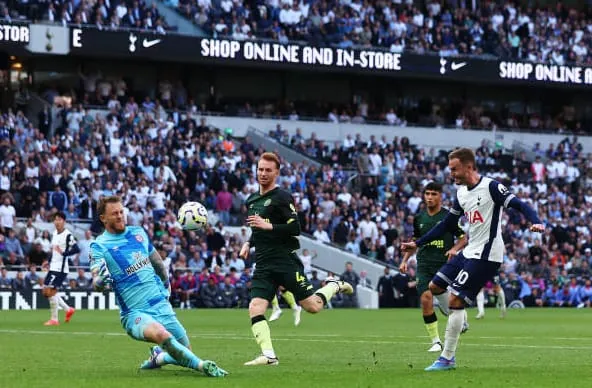 Solanke khai nòng, Tottenham ngược dòng hạ Brentford