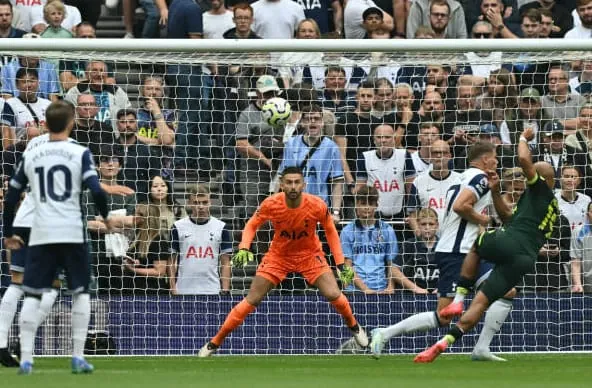 Solanke khai nòng, Tottenham ngược dòng hạ Brentford