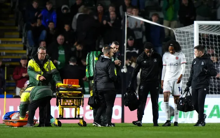 Tahith Chong ngã gục trong trận đấu giữa Luton và Plymouth