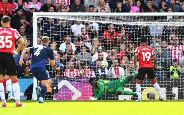 Thua thảm M.U, CĐV Southampton trút giận lên trọng tài