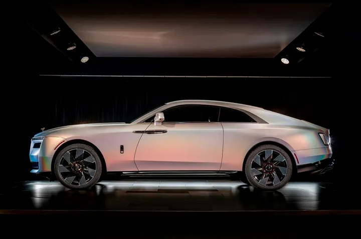 Rolls-Royce Spectre Lunaflair độc nhất thế giới có màu sơn ánh trăng