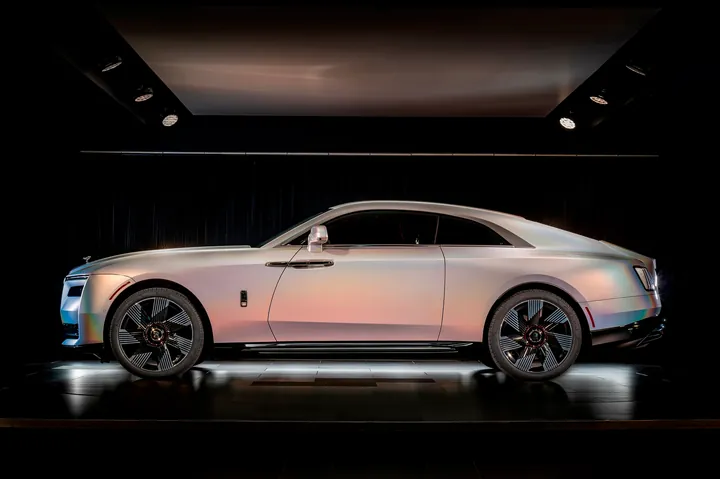 Rolls-Royce Spectre Lunaflair độc nhất thế giới có màu sơn ánh trăng