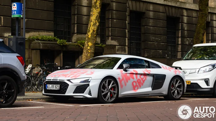 Siêu xe Audi R8 bị vẽ bậy do đánh ghen?