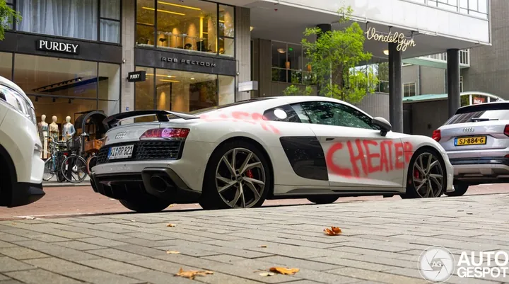 Siêu xe Audi R8 bị vẽ bậy do đánh ghen?