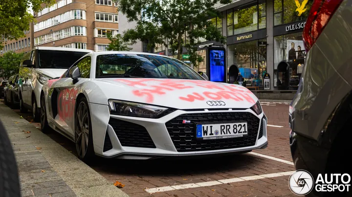 Siêu xe Audi R8 bị vẽ bậy do đánh ghen?