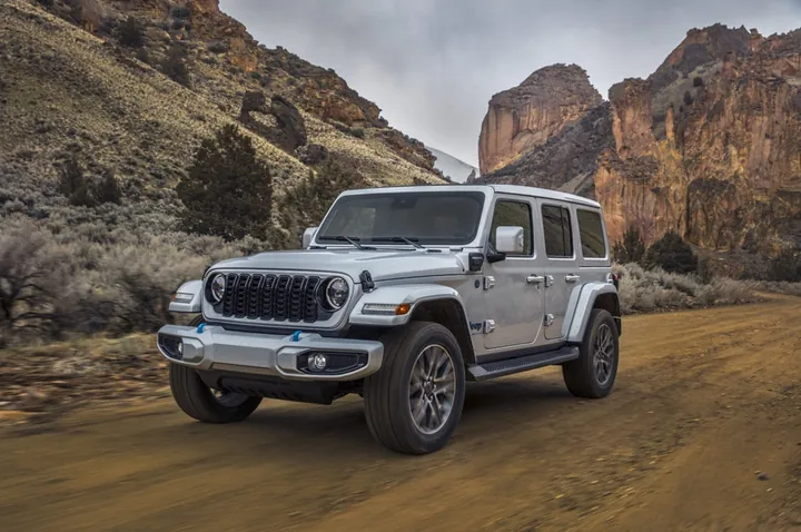 Xe đỗ tại bãi vẫn cháy, Jeep phát lệnh triệu hồi toàn cầu